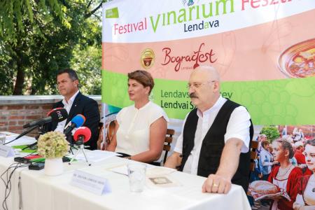 Novinarska konferenca na prenovljenem obzidju lendavskega gradu